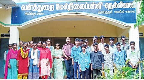 ஜவ்வாதுமலை அடுத்த நெல்லிவாசல் நாடு மேல்நிலை பள்ளியில் பிளஸ்-2 தேர்வில் தேர்ச்சி பெற்ற மாணவர்களை பாராட்டிய பள்ளி தலைமை ஆசிரியர் சந்திரகுமார் மற்றும் ஆசிரியர்கள்.