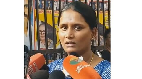 இளம்பெண்ணை ஏமாற்றியதாக இளைஞர் மீது வழக்கு: கைது விவகாரத்தில் அமைச்சர் மீது மகள் புகார்