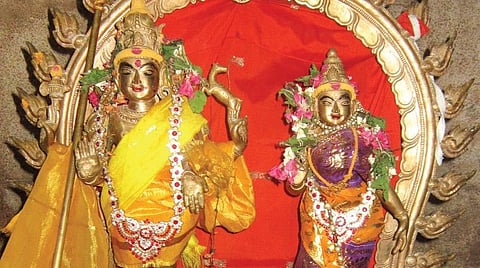 மூலவர் மதுரோதைய ஈஸ்வரமுடையார், அம்பாள் சிவனேசவல்லி