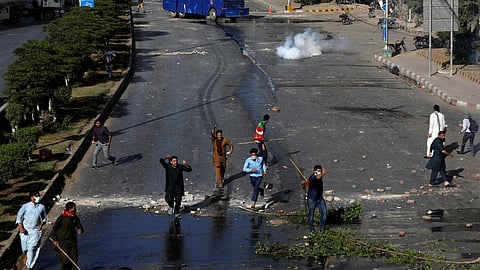 தெஹ்ரீக்-இ-இன்சாப் (பிடிஐ) கட்சியின் தலைவரும், பாகிஸ்தானின் முன்னாள் பிரதமருமான இம்ரான் கான் கைது செய்யப்பட்டதற்கு எதிர்ப்பு தெரிவித்து தலைநகர் இஸ்லாமாபாதில் அவரது கட்சித் தொண்டர்கள் காவல் துறையினருடன் நேற்று கடுமையான மோதலில் ஈடுபட்டனர்.