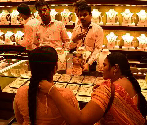 மே 11, 2023 | தங்கம் விலையில் மாற்றமில்லை; சவரன் ரூ.45,936க்கு விற்பனை