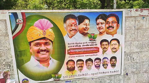 'நாம் ஒன்றாக வேண்டும், கழகம் வென்றாக வேண்டும்' - சசிகலா, தினகரன் படத்துடன் ஓபிஸ் ஆதரவாளர்கள் போஸ்டர்