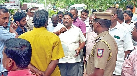 மாதனூரில் நேற்று முற்றுகை போராட்டத்தில் ஈடுபட்ட பொதுமக்களிடம் பேச்சுவார்த்தை நடத்திய காவல் துறையினர்.