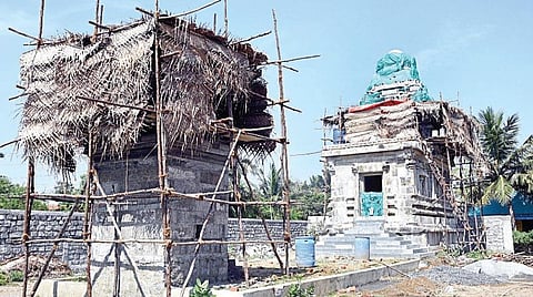 பொன்மார் கிராமத்தில் புதிதாக சீரமைக்கப்பட்டு வரும் பெருமாள் கோயில். எதிரே கருடாழ்வார் சந்நிதி. படம்: எம்.முத்துகணேஷ்
