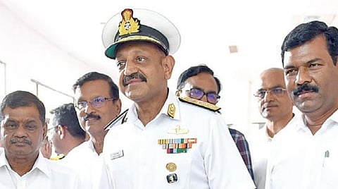 கோவை சிடிஐஐசி சார்பில் கடற்படையின் விமான பிரிவுக்கு தேவையான உதிரிபாகங்கள் உற்பத்தி தொடர்பான நிகழ்வை தொடங்கிவைத்து நேற்று பார்வையிட்ட இந்திய கடற்படை துணைத் தலைவர் தீபக் பன்சல். படம்: ஜெ.மனோகரன்