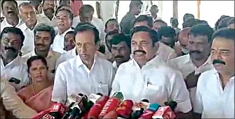 சேலம் மாவட்டம் ஓமலூரில் செய்தியாளர்களிடம் பேசிய அதிமுக பொதுச் செயலாளர் பழனிசாமி.