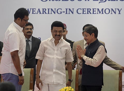 சென்னை கிண்டி ராஜ்பவனில் நேற்று புதிய அமைச்சராகப் பதவியேற்ற டிஆர்பி.ராஜாவுக்குப் பூங்கொத்து வழங்கி வாழ்த்து தெரிவித்தார் ஆளுநர் ஆர்.என்.ரவி. உடன், தமிழக முதல்வர் மு.க.ஸ்டாலின்.படம்: பு.க.பிரவீன்