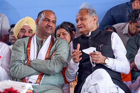 ராஜஸ்தான் முதல்வர் அசோக் கெலாட் உடன் பாஜக மாநில தலைவர் சிபி ஜோஷி | கோப்புப்படம்