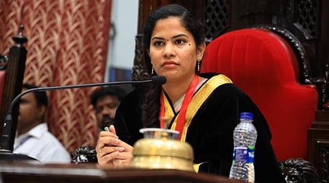 பிளஸ் 2 தேர்வில் சிறப்பிடம் பெற்ற மாணவர்களுக்கு கைகடிகாரம் வழங்கிய மேயர்