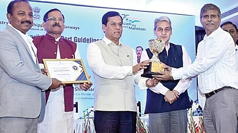 அனைத்துப் பிரிவுகளிலும் ஒட்டுமொத்தமாக சிறந்து விளங்கியதற்காக, மத்திய அரசின் ‘சாகர் சிரஷ்தா சம்மான்’ விருதை மத்திய துறைமுகங்கள், கப்பல் போக்குவரத்து மற்றும் நீர்வழித் துறை அமைச்சர் சர்பானந்த சோனோவாலிடம் (இடமிருந்து 3-வது) இருந்து பெற்றுக் கொண்ட சென்னை துறைமுகத்தின் துணைத் தலைவர் எஸ்.விஸ்வநாதன், காமராஜர் துறைமுகத்தின் பொது மேலாளர் சஞ்சய் குமார் மற்றும் அதிகாரிகள்.