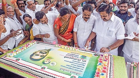 சேலத்தில், அதிமுக பொதுச்செயலாளர் பழனிசாமி தனது 69-வது பிறந்த நாளை, 69 கிலோ கேக்கை வெட்டி கொண்டாடினார். உடன் அதிமுக சேலம் புறநகர் மாவட்ட செயலாளர் இளங்கோவன். படம் :எஸ்.குருபிரசாத்