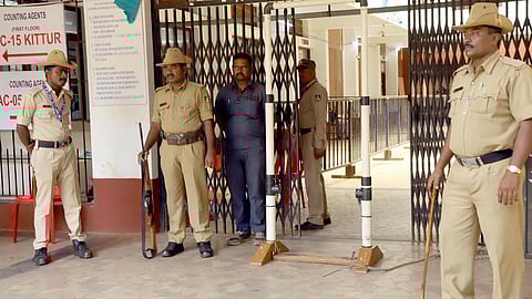 பெலகாவி வாக்கு எண்ணும் மையத்திற்கு வெளியே போலீசார் பாதுகாப்பு பணியில் ஈடுபட்டுள்ளனர். புகைப்பட உதவி: பி.கே. பாடிகர்