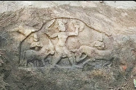 திருத்தங்கல் அருகே கண்டெடுக்கப்பட்ட முற்கால பாண்டியர் நடுகல் சிற்பம்