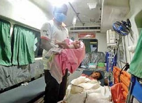 ஆம்பூர் அருகே ஆம்புலன்ஸில் பெண்ணுக்கு ஏற்பட்ட பிரசவத்தில் ஆண் குழந்தை பிறந்தது.