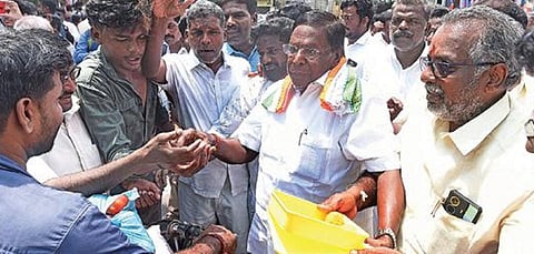 கர்நாடகா தேர்தலில் காங்கிரஸ் வெற்றி பெற்றதை அடுத்து புதுச்சேரி காங்கிரஸ் சார்பில் பொதுமக்களுக்கு இனிப்பு வழங்கிய முன்னாள் முதல்வர் நாராயணசாமி.படம்: எம்.சாம்ராஜ்.