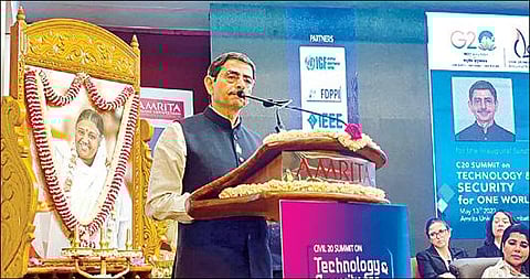 கோவை எட்டிமடையிலுள்ள அமிர்தா பல்கலைக்கழக வளாகத்தில் ‘ஒருங்கிணைந்த உலகத்துக்கான தொழில்நுட்பம் மற்றும் பாதுகாப்பு’ குறித்த 2 நாள் மாநாடு நேற்று தொடங்கியது. தமிழ்நாடு ஆளுநர் ஆர்.என்.ரவி கருத்தரங்கை தொடங்கி வைத்து பேசினார்.