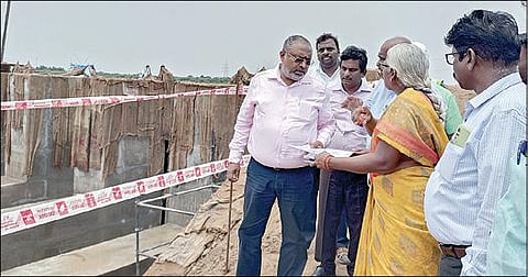 பரமக்குடி அருகே பகைவென்றியில் கீழ்வைகை உப வடிநில பகுதியில் தடுப்பணை கட்டப்பட்டு வருவதை பார்வையிட்ட நீர்ப்பாசன வேளாண்மை நவீனமயமாக்கல் திட்ட இயக்குநர் தென்காசி எஸ்.ஜவஹர் உள்ளிட்ட அதிகாரிகள்.