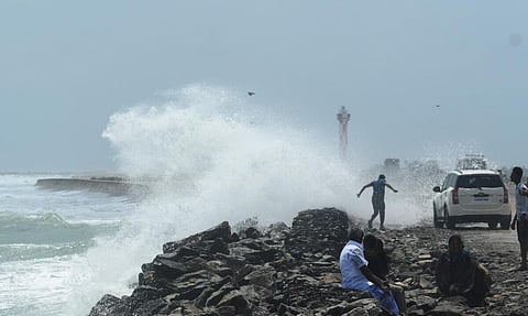 இன்று கரையை கடக்கிறது ‘மொக்கா’ - தமிழகம், புதுச்சேரி பகுதிகளில் 2 நாள் மழைக்கு வாய்ப்பு
