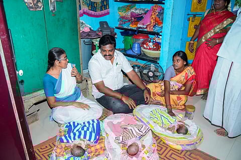 தஞ்சாவூர் சீனிவாசபுரம் வடகரையில் 3 குழந்தைகளை ஒரே பிரசவத்தில் பெற்றெடுத்த பெண்னை இன்று நேரில் சந்தித்து, அன்னையர் தின வாழ்த்துக்களை கூறி ஊட்டச்சத்துப் பொருட்களை வழங்கினார் மேயர் சண்.ராமநாதன்.