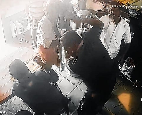 சிவகங்கை உணவக உரிமையாளர் விவேகானந்தனை தாக்கிய சிசிடிவி காட்சி.