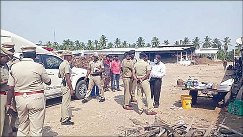 நாமக்கல் மாவட்டம் ஜேடர்பாளையத்தில் வடமாநிலத் தொழிலாளர்கள் தங்கியிருந்த கொட்டகைக்கு தீ வைத்த சம்பவம் தொடர்பாக 3 எஸ்.பி.க்கள் தலைமையிலான போலீஸார் தீவிர விசாரணை மேற்கொண்டனர்.