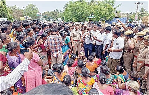 கள்ளச்சாராயத்தை கட்டுப்படுத்த காவல் துறையினர் தவறிவிட்டதாக கூறி, மரக்காணம் கிழக்கு கடற்கரை சாலையில் மறியலில் ஈடுபட்ட எக்கியார் குப்பம் கிராம மக்கள்.