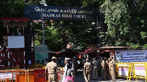 நில வழிகாட்டி மதிப்பை அதிகரித்து மோசடி - அதிகாரிகள் மீது ஒழுங்கு நடவடிக்கை தொடர அரசுக்கு உயர் நீதிமன்றம் அனுமதி