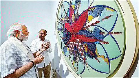 டெல்லியில் நடைபெறும் ஜன சக்தி கண்காட்சியை பிரதமர் நரேந்திர மோடி நேற்று பார்வையிட்டார். படம்: பிடிஐ