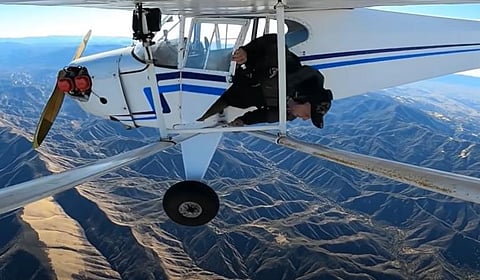 விமனத்திலிருந்து குதிக்கும் ஜேக்கப்