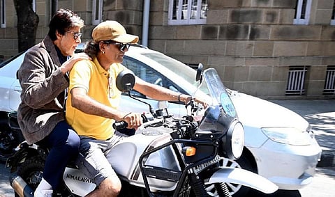 சாலையில் டிராபிக் ஜாம்; பைக் ஓட்டியிடம் லிஃப்ட் கேட்டு சென்ற அமிதாப் பச்சன் - புகைப்படம் வைரல்