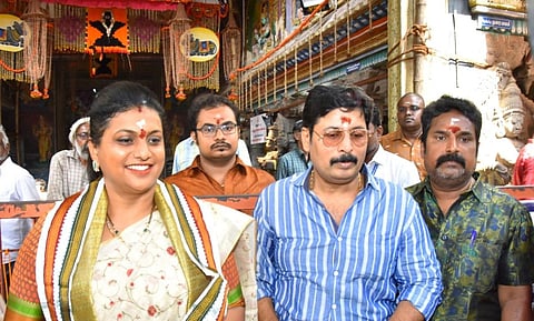 மதுரை மீனாட்சி அம்மன் கோயிலில் இன்று ஆந்திர மாநில அமைச்சர் ரோஜா சுவாமி தரிசனம் செய்தார். | படம்: நா.தங்கரத்தினம்.