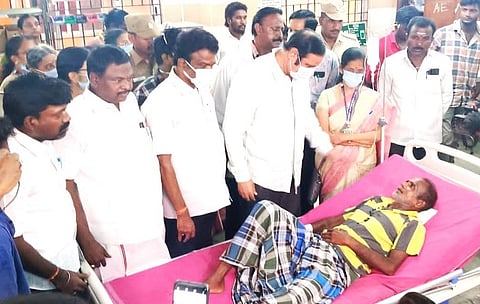 முண்டியம்பாக்கம் அரசு மருத்துவக் கல்லூரியில் சிகிச்சை பெறுபவர்களைச் சந்த்து ஆறுதல் கூறிய பாமக தலைவர் அன்புமணி ராமதாஸ்
