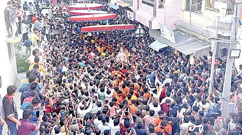 வேலூர் மாவட்டம் குடியாத்தம் கெங்கையம்மன் கோயில் திருவிழாவையொட்டி நேற்று ஊர்வலமாக கொண்டுவரப்பட்ட அம்மன் சிரசு. படங்கள்: வி.எம்.மணிநாதன்