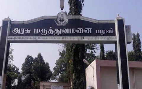 கொடைக்கானலில் 100 அடி பள்ளத்தில் வேன் கவிழ்ந்து பெண் உயிரிழப்பு