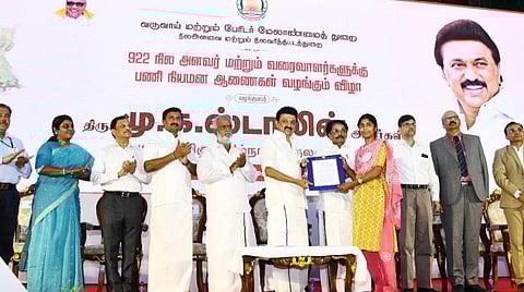 நில அளவர், வரைவாளர்கள் 922 பேருக்கு பணி நியமன ஆணை: முதல்வர் மு.க.ஸ்டாலின் வழங்கினார்