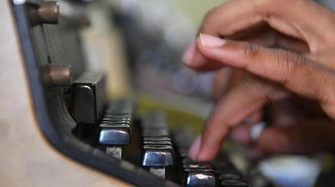 நிரந்தர அங்கீகாரம் பெற்ற தட்டச்சு பயிலகங்கள் 2 ஆண்டுகளுக்கு ஒருமுறை அங்கீகாரத்தை புதுப்பிக்க வேண்டும்: அரசு உத்தரவு