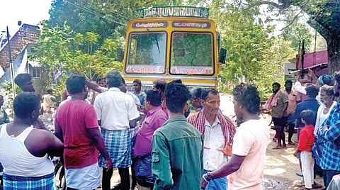 காஞ்சிபுரம் மாவட்டம் முசரவாக்கம் கொதுகை ஏரியில் விதிகளை மீறி அதிக ஆழத்துக்கு மண் எடுக்கப்படுவதாக கூறி லாரிகளை சிறைபிடித்து கிராம மக்கள் போராட்டத்தில் ஈடுபட்டனர்.
