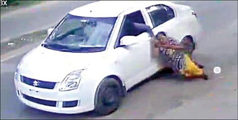 கோவையில் காரில் வந்து பெண்ணிடம் நகை பறிக்க முயன்ற வழக்கில் இருவர் கைது