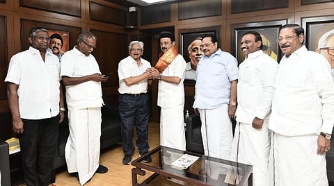 சென்னையில் நேற்று முதல்வர் ஸ்டாலினை சந்தித்துப் பேசிய மார்க்சிஸ்ட் கம்யூனிஸ்ட் கட்சியின் தேசியப் பொது செயலாளர் சீதாராம் யெச்சூரி. உடன், கட்சியின் மாநிலச் செயலர் கே.பாலகிருஷ்ணன், அமைச்சர் துரைமுருகன்.