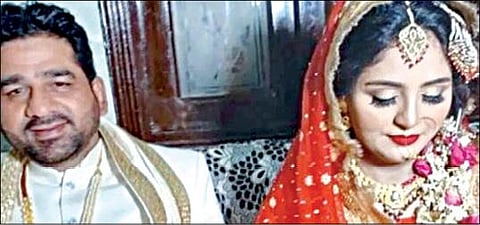 கணவர் மமூத் ஷாவுடன் சனா.