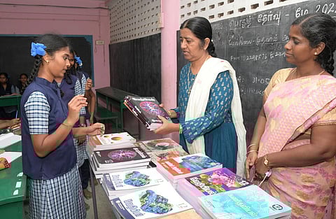 பள்ளி திறக்கும் முதல் நாளிலேயே மாணவர்களுக்கு பாடநூல்கள் வழங்க உத்தரவு