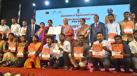 அஞ்சல்துறை சார்பில் சென்னையில் நேற்று நடைபெற்ற ‘ரோஜ்கர்மேளா’ என்ற வேலைவாய்ப்பு விழாவில் மத்திய அரசின் பல்வேறு துறைகளில் நியமிக்கப்பட்ட 247 பேருக்கு பணி நியமன ஆணைகளை மத்திய நிதியமைச்சர் நிர்மலா சீதாராமன் வழங்கினார். இதில் சென்னை நகர மண்டல அஞ்சல் துறைத் தலைவர் ஜி.நடராஜன், தமிழ்நாடுவட்ட முதன்மை அஞ்சல் துறை தலைவர் ஜே.சாருகேசி, அஞ்சல் துறை தலைவர் (அஞ்சல் - வணிக மேம்பாடு) பி.பி.தேவி, சென்னை நகர மண்டல அஞ்சல் துறை இயக்குநர் கே.சோமசுந்தரம் பங்கேற்றனர். படம்: ம.பிரபு