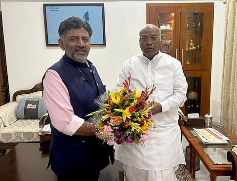 டெல்லி சென்ற கர்நாடக காங்கிரஸ் தலைவர் டி.கே.சிவகுமார், காங்கிரஸ் தேசிய தலைவர் மல்லிகார்ஜுன கார்கேவை நேற்று அவரது இல்லத்தில் சந்தித்தார். படம்: பிடிஐ