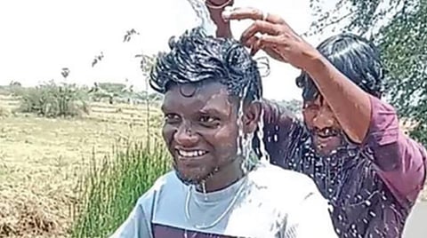 பைக்கில் குளித்தபடி சென்ற இளைஞர்கள் சிவா,நரம்பன் ரவணிகுமார்.