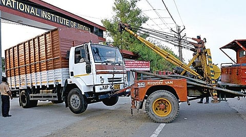 சென்னை ரிசர்வ் வங்கியில் இருந்து பல கோடி ரூபாய் பணத்துடன் வந்த கன்டெய்னர் லாரி, தாம்பரம் அருகே பழுதானது. இதனால், பாதுகாப்பு காரணங்களுக்காக சித்த மருத்துவமனை வளாகத்தில் போலீஸ் பாதுகாப்புடன் நிறுத்தி வைக்கப்பட்டு, பின்னர் மீட்பு வாகனம் மூலம் கொண்டு செல்லப்பட்டது.படம்: எம்.முத்துகணேஷ்
