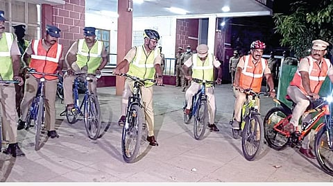 சென்னை போரூர் பகுதியில் நேற்று முன் தினம் இரவில் ஆவடி காவல் இணை ஆணையர் விஜயகுமார் தலைமையில் போலீஸார் மிதிவண்டியில் ரோந்து பணியில் ஈடுபட்டனர்.