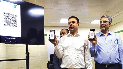 மெட்ரோ ரயில் டிக்கெட்டை வாட்ஸ்-ஆப் செயலி மூலமாக பெறும் வசதியை மெட்ரோ நிறுவன நிர்வாக இயக்குநர் எம்.ஏ.சித்திக் சென்னை திருமங்கலம் மெட்ரோ ரயில் நிலையத்தில் நேற்று அறிமுகம் செய்து வைத்தார். படம்: ம.பிரபு