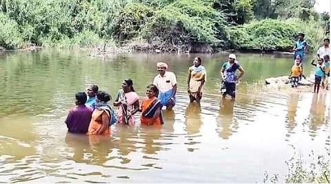 வேப்பனப்பள்ளி அருகே நெடுசாலையில் மார்க்கண்டேய நதியில் பெருக் கெடுத்து ஓடும் நீரில் ஆபத்தான முறையில் மறுகரைக்குச் செல்லும் கிராம மக்கள்.
