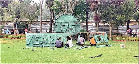 உதகை தாவரவியல் பூங்கா தோற்றுவிக்கப்பட்டு 175 ஆண்டுகள் நிறைவை குறிக்கும் மலர் அலங்காரத்தை வடிவமைக்கும் பணியாளர்கள்.