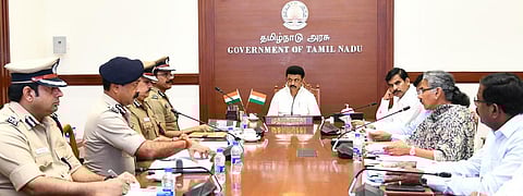 கள்ளச்சாராய தடுப்பு நடவடிக்கைகள் குறித்த ஆய்வுக் கூட்டம் முதல்வர் ஸ்டாலின் தலைமையில் சென்னை தலைமைச் செயலகத்தில் நேற்று நடைபெற்றது. இதில் தலைமைச் செயலர் இறையன்பு, உள்துறை செயலர் அமுதா, தலைமை டிஜிபி சைலேந்திர பாபு, சட்டம் - ஒழுங்கு கூடுதல் டிஜிபி சங்கர் மற்றும் அரசு உயர் அதிகாரிகள் கலந்து கொண்டனர்.